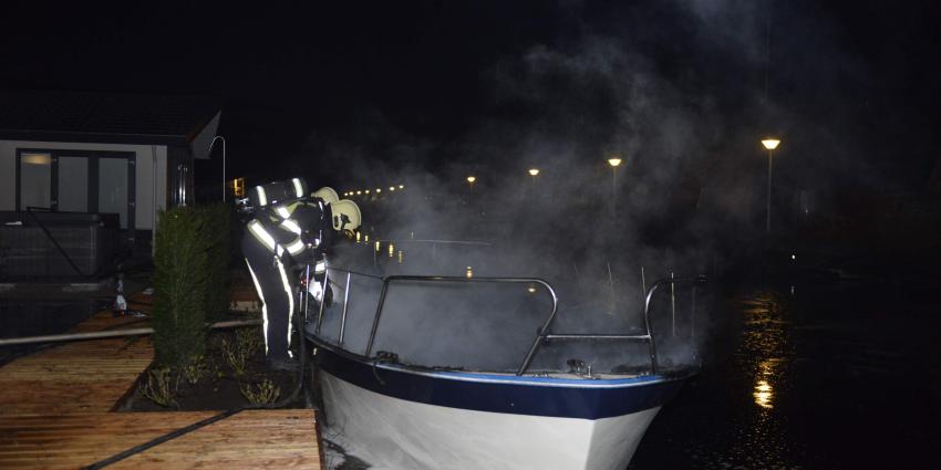 Foto van brand op plezierjacht Foto van brand op plezierjacht