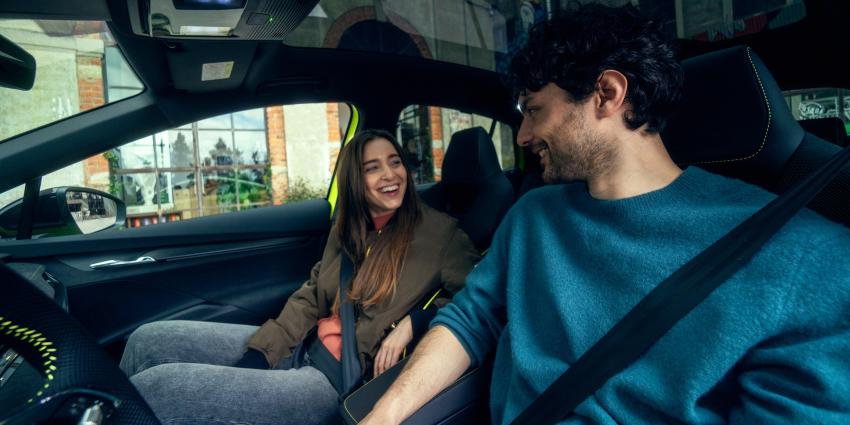 Automobilist met bijrijder Automobilist met bijrijder