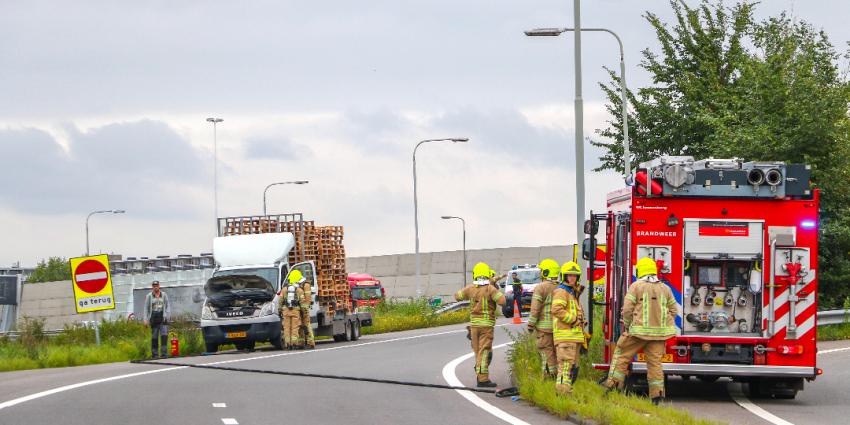 Kleine vrachtwagen in brand op afrit A20 Kleine vrachtwagen in brand op afrit A20
