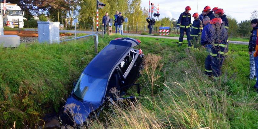 Automobilist mist bocht en belandt in de sloot Automobilist mist bocht en belandt in de sloot