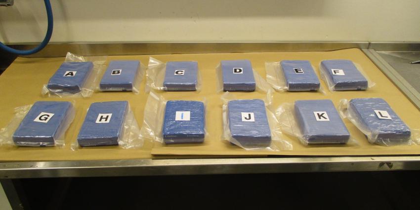 Marechaussee onderschept 12 kilo cocaïne in bagagekelder Schiphol Marechaussee onderschept 12 kilo cocaïne in bagagekelder Schiphol