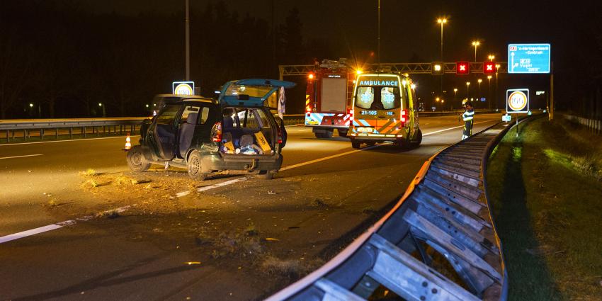 Automobilist raakte gewond na botsing met vangrail op snelweg A2 bij Vught Automobilist raakte gewond na botsing met vangrail op snelweg A2 bij Vught