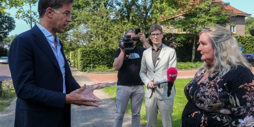 Rutte in gesprek met bewoner