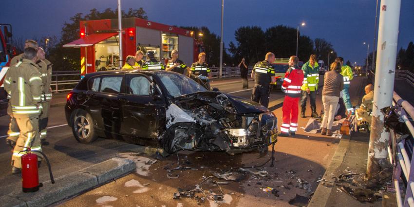 Drie gewonden na aanrijding met lantaarnpaal Drie gewonden na aanrijding met lantaarnpaal