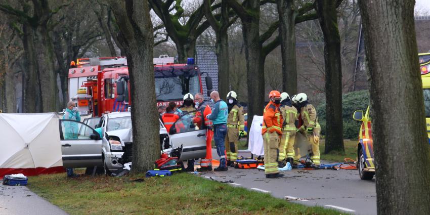 Hulpverleners proberen het leven van de bestuurder te redden Hulpverleners proberen het leven van de bestuurder te redden