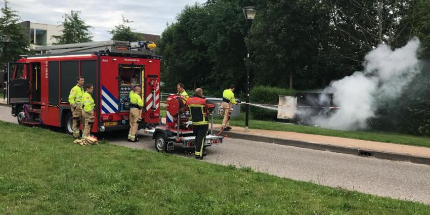 Brandweer blust brand in elektriciteitskast Brandweer blust brand in elektriciteitskast