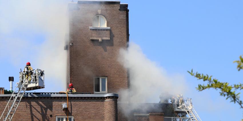 Dakbrand Amsterdam Oud Zuid snel onder controle Dakbrand Amsterdam Oud Zuid snel onder controle