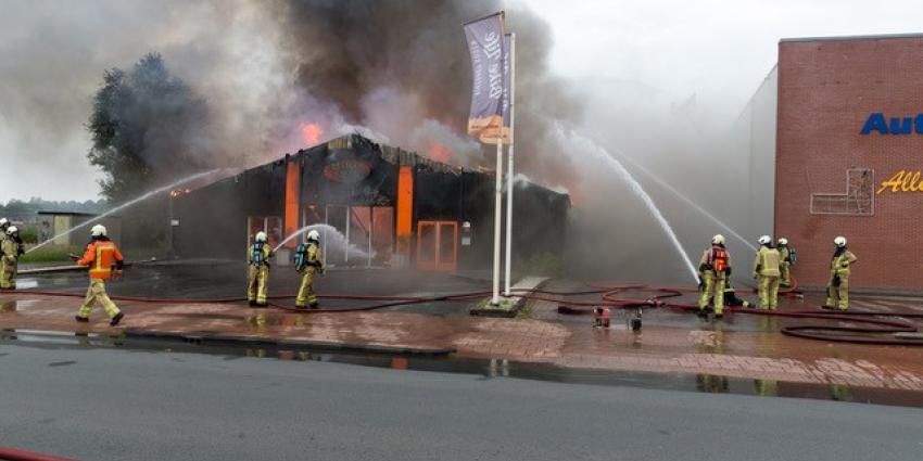 Brandweer bezig met blussen brand in Kanaalstraat
