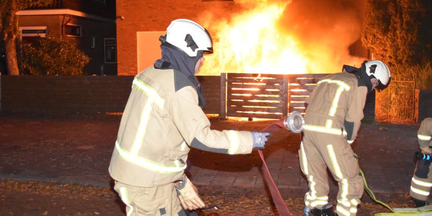 Auto volledig in brand Auto volledig in brand