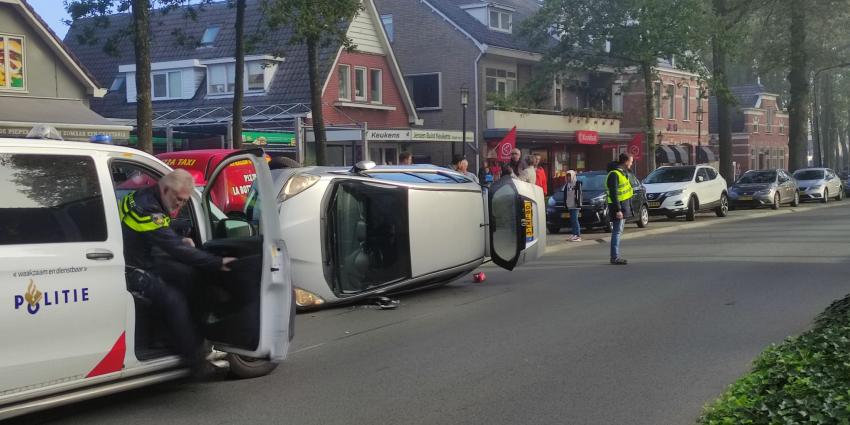 Auto op zijn kant auto op zijn kant