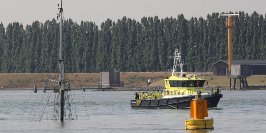 Twee schepen gezonken op de Oude Maas Twee schepen gezonken op de Oude Maas