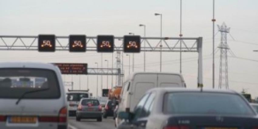 Vrachtwagens blokkeren A27 bij Utrecht na aanrijding Vrachtwagens blokkeren A27 bij Utrecht na aanrijding