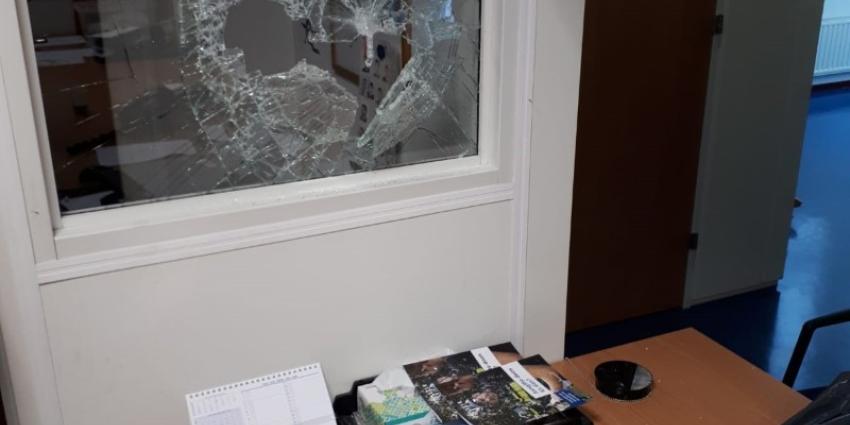Vrouw leeft zich uit met voorhamer in politiebureau Vrouw leeft zich uit met voorhamer in politiebureau