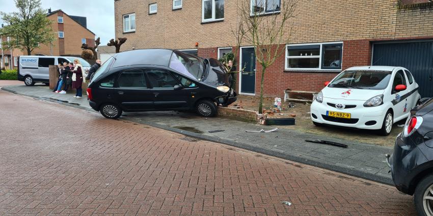 Auto tegen muurtje Auto tegen muurtje