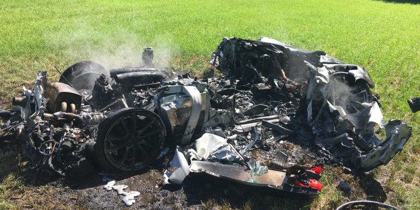 Brit rijdt gloednieuwe Ferrari binnen uur na aankoop total loss Brit rijdt gloednieuwe Ferrari binnen uur na aankoop total loss