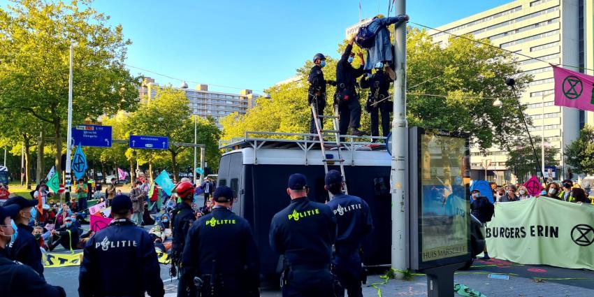 Politie haalt actievoerder uit paal