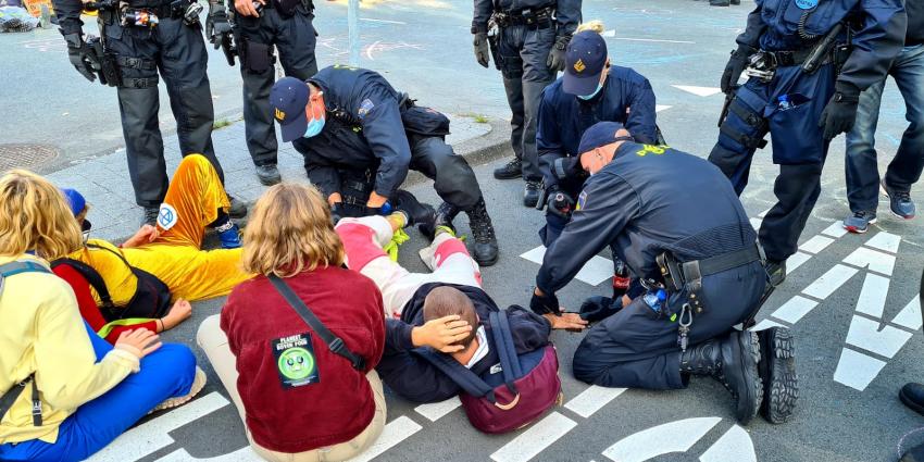 Politie begonnen met ontruimen Europaboulevard