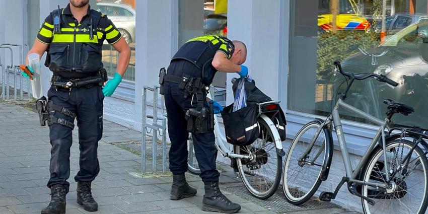 Agent met in beslag genomen mes Agent met in beslag genomen mes