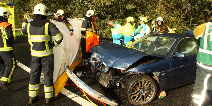 Foto van auto tegen vangrail op A28 | Henk Brunink