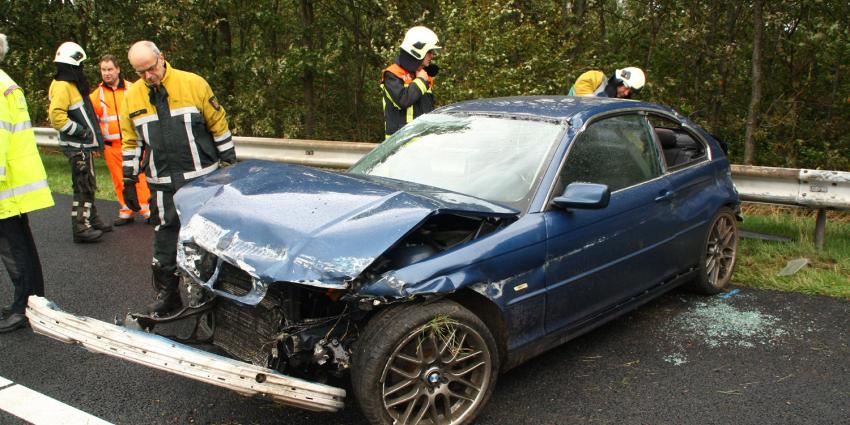 Foto van auto tegen vangrail op A28 | Henk Brunink