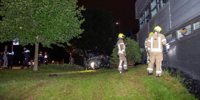 Foto van auto die gevel geramd heeft Foto van auto die gevel geramd heeft