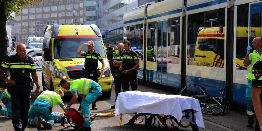 Fietser klapt tegen voorruit tram in Amsterdam Fietser klapt tegen voorruit tram in Amsterdam