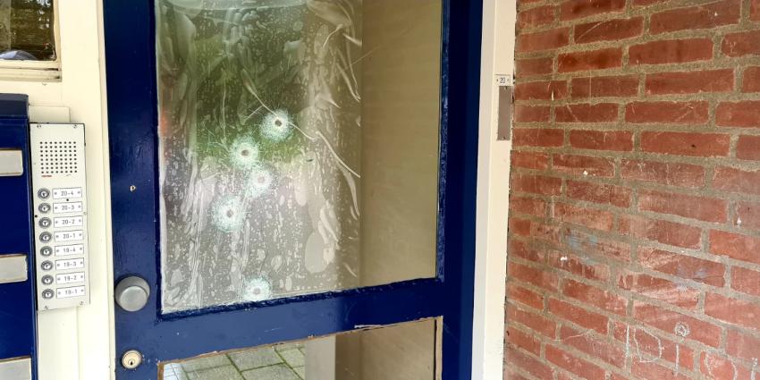 Beschoten raam in portiek Beschoten raam in portiek