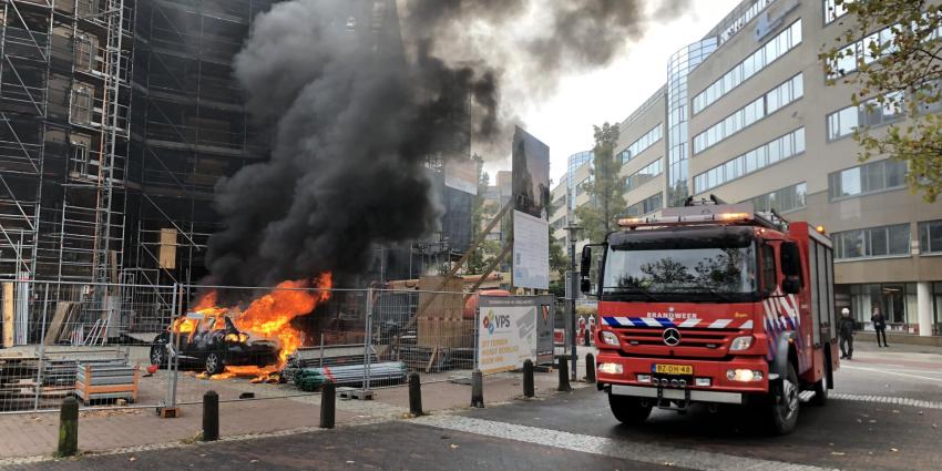 Auto volledig uitgebrand op bouwterrein Augustijnenkerk in Eindhoven Auto volledig uitgebrand op bouwterrein Augustijnenkerk in Eindhoven