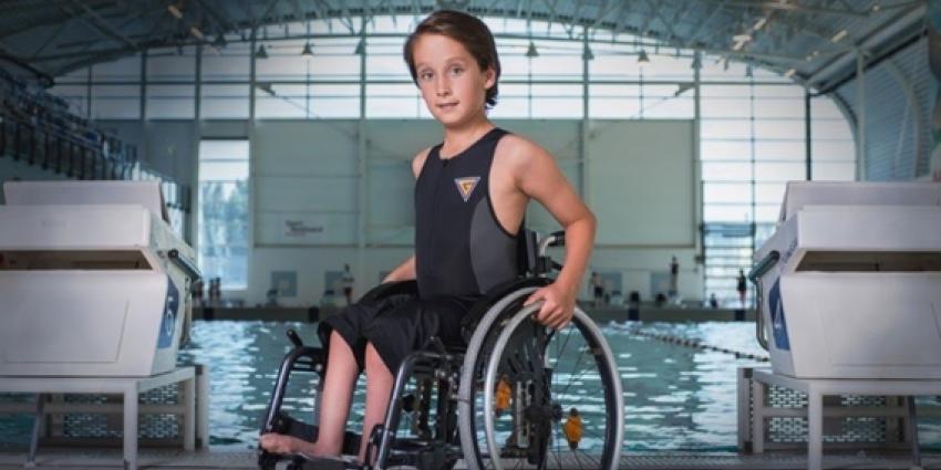 Hij zou helemaal niks kunnen. Nu zwemt Josh (12) iedereen eruit Hij zou helemaal niks kunnen. Nu zwemt Josh (12) iedereen eruit
