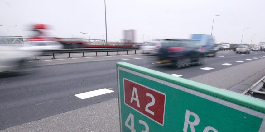 Politie botst op A2 in achtervolging met gestolen auto Politie botst op A2 in achtervolging met gestolen auto