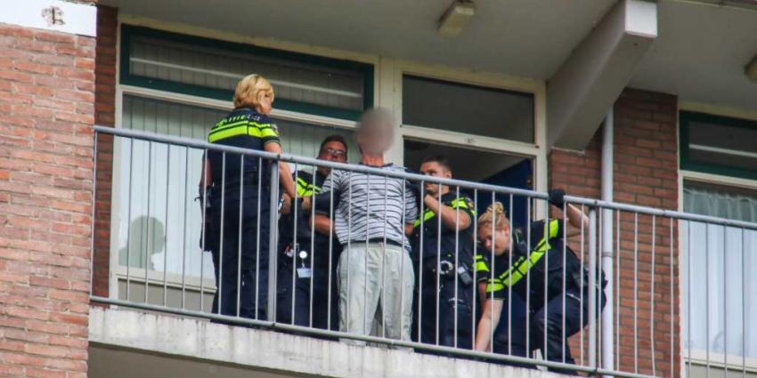 Man door politie uit woning gehaald Man door politie uit woning gehaald