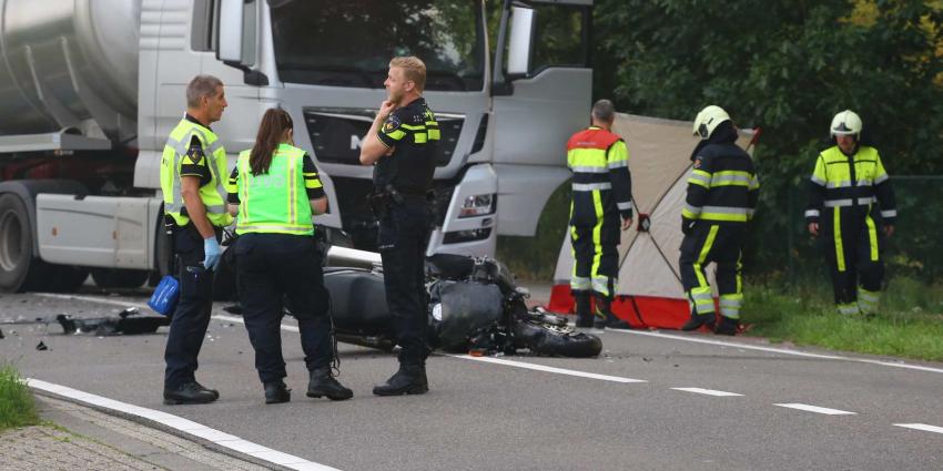 Motorrijder om het leven gekomen bij aanrijding met vrachtauto Motorrijder om het leven gekomen bij aanrijding met vrachtauto