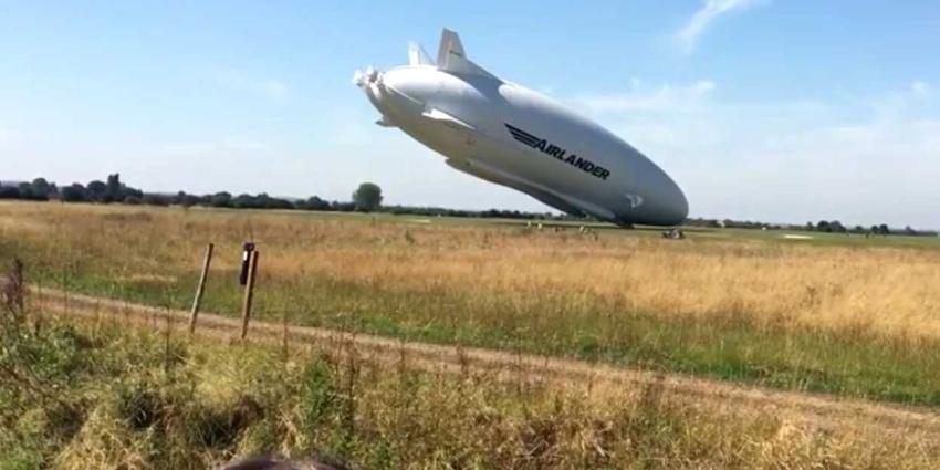 Landing Airlander loopt niet volgens plan Landing Airlander loopt niet volgens plan