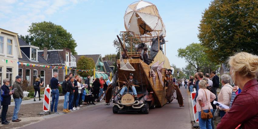 Allegorische optocht de Knipe druk bezocht