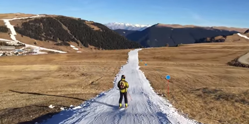 Skiën tussen de weilanden in de Alpen Skiën tussen de weilanden in de Alpen