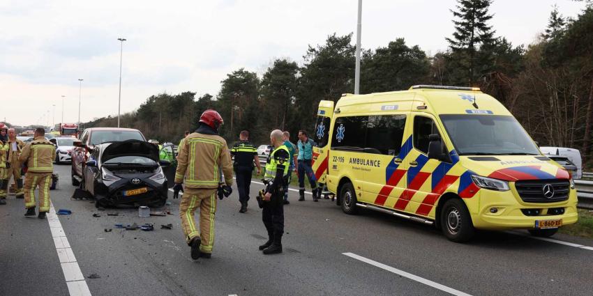 ambu-brandweer-snelweg-aanrijding ambu-brandweer-snelweg-aanrijding