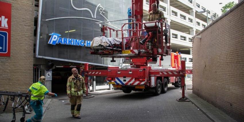 Ambulancemedewerkers met patient vast in lift