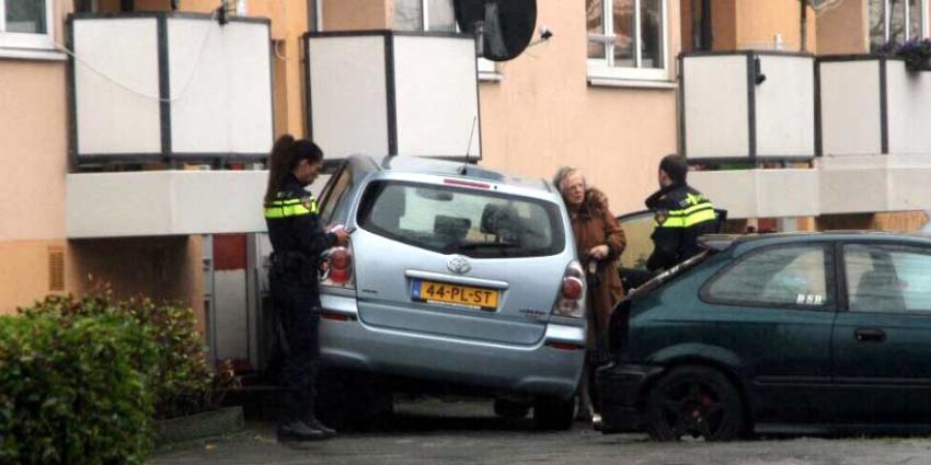 'Spookrijder' rijdt met auto tegen flat 'Spookrijder' rijdt met auto tegen flat