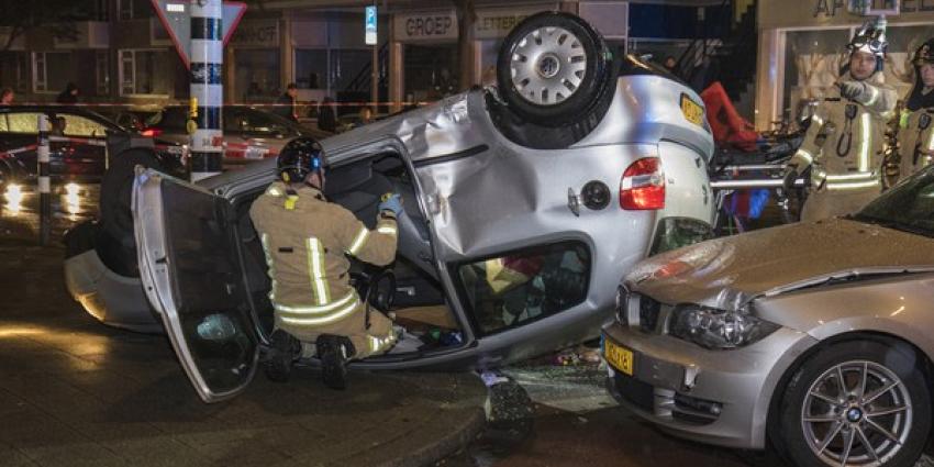  Auto over de kop na aanrijding