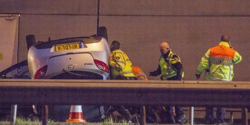 Auto over de kop na aanrijding