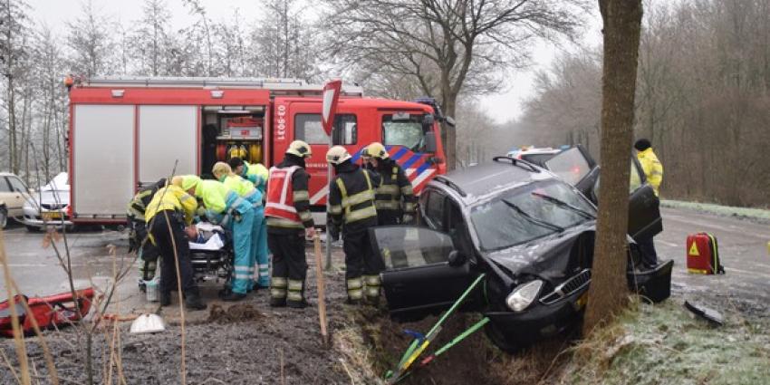 Auto rijdt door ijzel tegen boom Auto rijdt door ijzel tegen boom