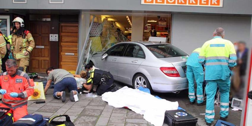 Auto rijdt Blokker filiaal Vlaardingen binnen, meerdere gewonden