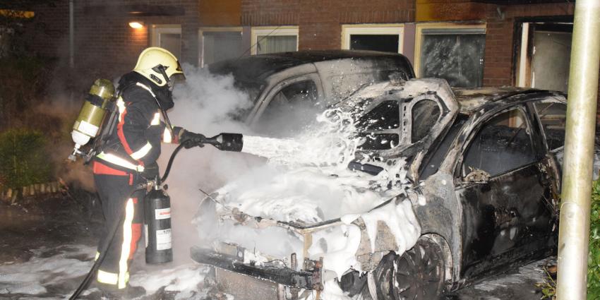 Opnieuw auto's in vlammen op in Hoogeveen Opnieuw auto's in vlammen op in Hoogeveen