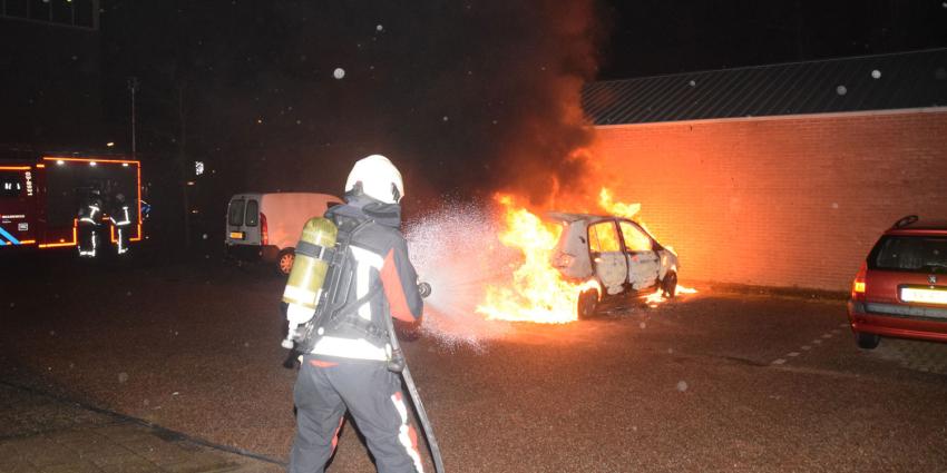 Auto nummer 71 in brand in Hoogeveen Auto nummer 71 in brand in Hoogeveen