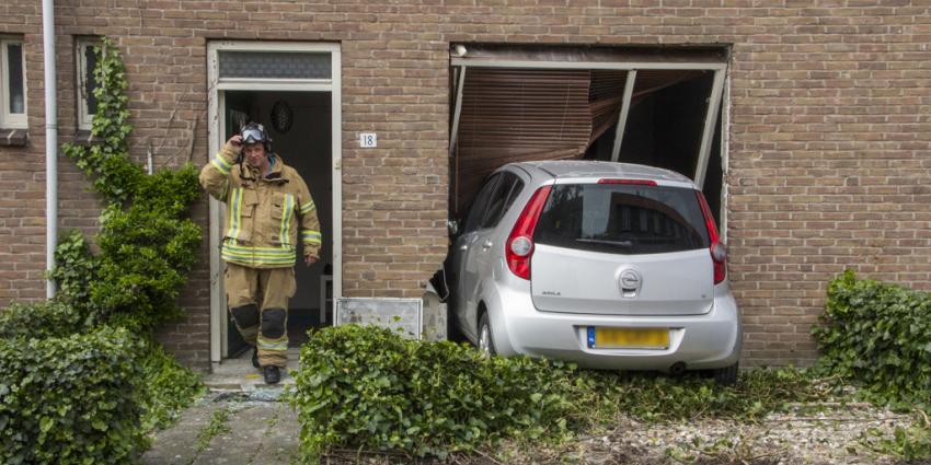 Meisje (10) rijdt auto van moeder woning overbuurman binnen