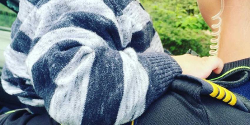 Politie slaat ruit auto in met alleen een baby erin Politie slaat ruit auto in met alleen een baby erin