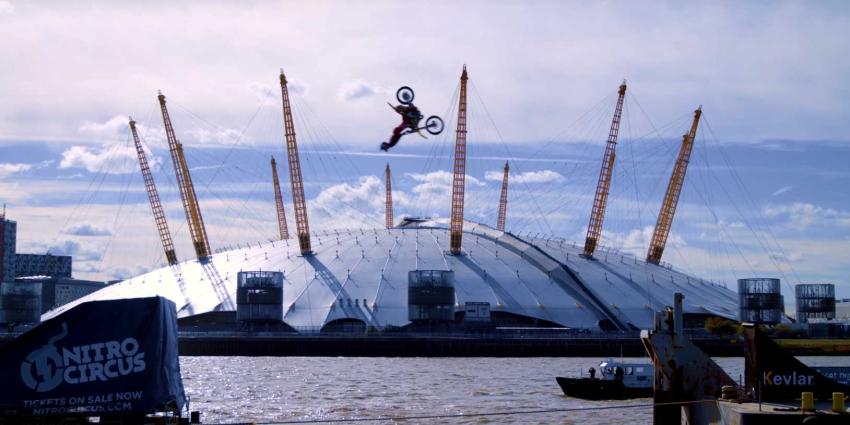 Motorcrosser maakt spectaculaire backflip over de Theems Motorcrosser maakt spectaculaire backflip over de Theems