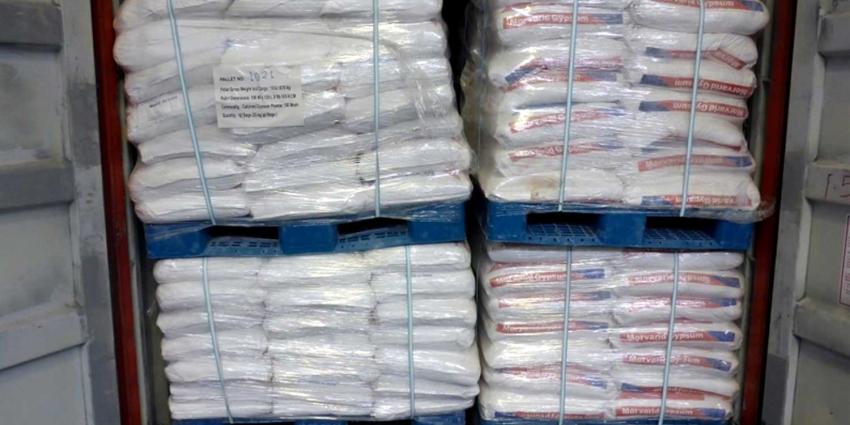Voor 10 miljoen aan heroïne verstopt tussen balen gips uit Iran Voor 10 miljoen aan heroïne verstopt tussen balen gips uit Iran
