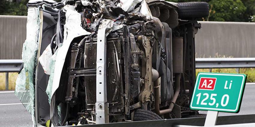 Foto van de bstelbus na het ongeval op de A2 | Sander van Gils | www.persburosandervangils.nl