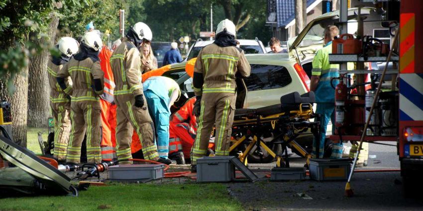 Auto tegen boom in Schoonoord Auto tegen boom in Schoonoord